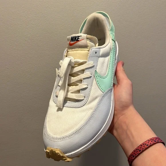 Women’s Nike shoe size 9 - Picture 2 of 3